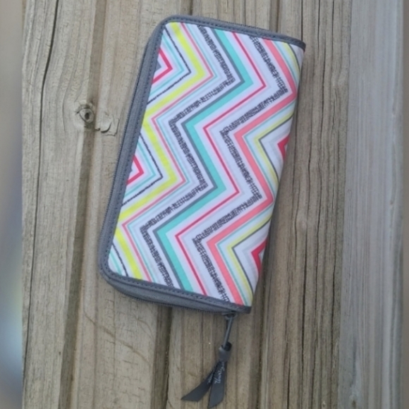 Thirty-one Coupon Clutch with Chevron Print New Without Tags - Picture 2 of 3